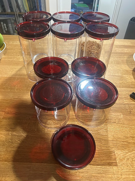 Iittala Jars kirkkaat punaisella kannella