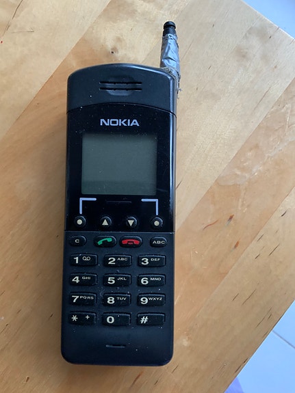 Retro / vintage Nokia 880 puhelin tehoakulla ;)