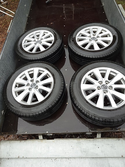 Mazda 17" Alumiinivanteet kesärenkailla.