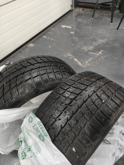 Hyväkuntoiset 275/35/19 kitkarenkaat 8mm 2kpl