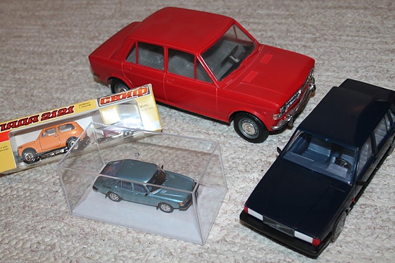Haussa pienoismalleja Saab SIsu Valmet Volvo ym keräily / lelu autoja muoviauto