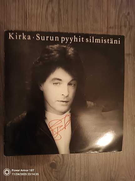 Kirka surun pyyhit silmistäni nimikirjoituksella
