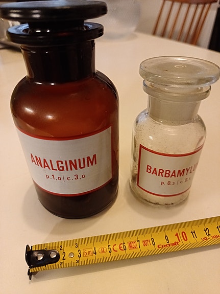 Vanhat Apteekki pullot analginum ja barbamylum