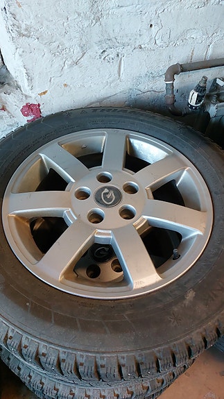 Nissan maximan vanteet talvirenkailla.