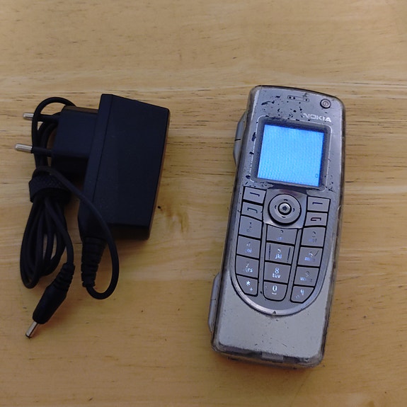 Nokia 9300 Puhelin Laturilla