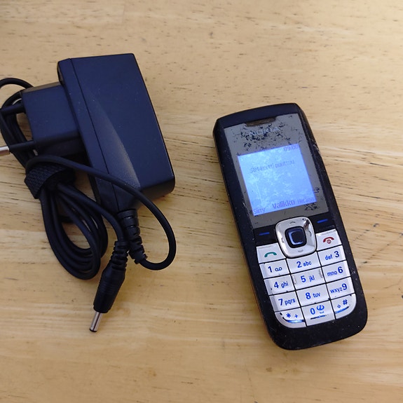 Nokia 2610 Puhelin Laturilla
