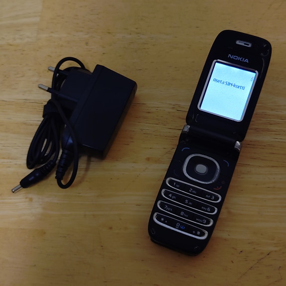 Nokia 6060 Puhelin Laturilla