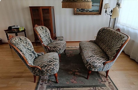 Upea rokokoo sohva ja kaksi tuolia