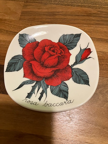 Esteri Tomulan Rosa Baccara seinälautanen