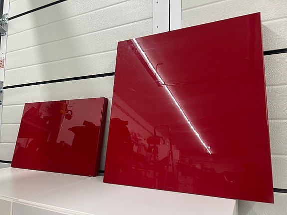 Korkeakiilto punaisia Ikea Bestå ovia (60x38 ja 60x64)