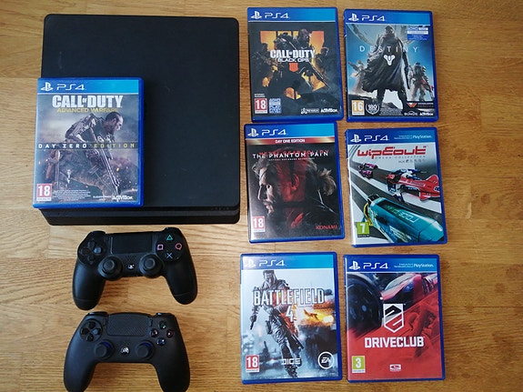 Myydään Playstation 4 (PS4) konsoli, 2 ohjainta ja 7 peliä.