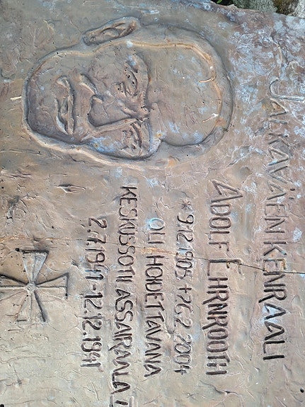 Poistettu Kuopion sot.sairaalan seinältä.