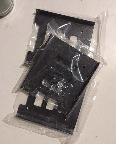 3kpl metallisia 2.5"-3,5" SSD/SATA -adaptereja