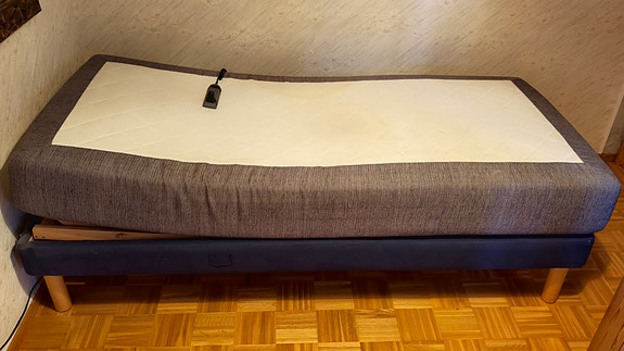 Moottoroitu sänky ja patja 90x200 leveä