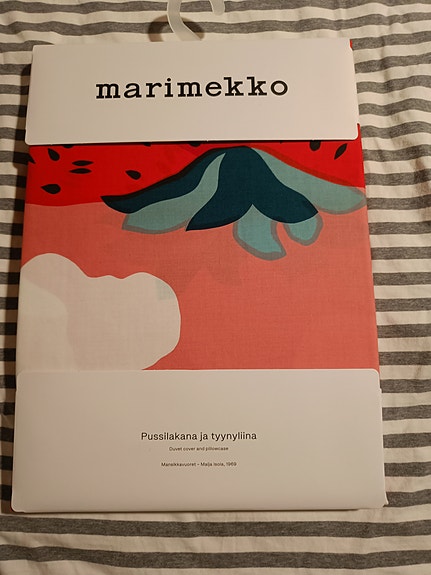 Uusi Marimekko mansikkavuoret pussilakana ja tyynyliina