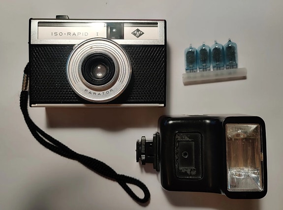 Agfa ISO-Rapid I -filmikamera + salama + 4 kpl salamalamppuja