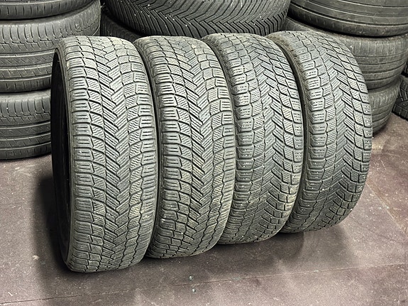 225 55 R17 Michelin X-Ice Snow kitkarenkaat. Paistoviikko/vuosi 22/2020.