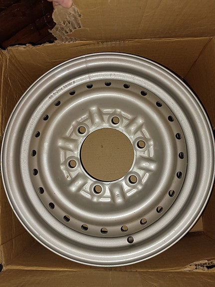 Nissan pickup 5x14 vanteet ja keskiökupit