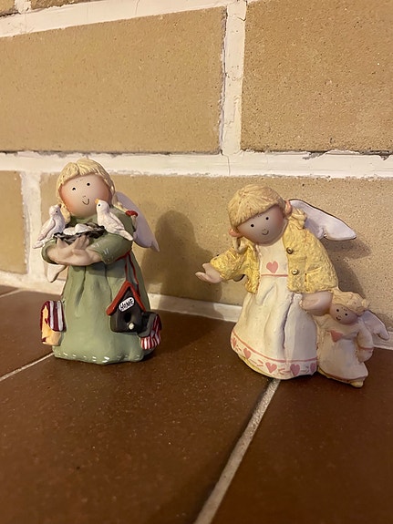 Myydään kuukausi enkeleitä laatikoineen ja pieni amor figuuri