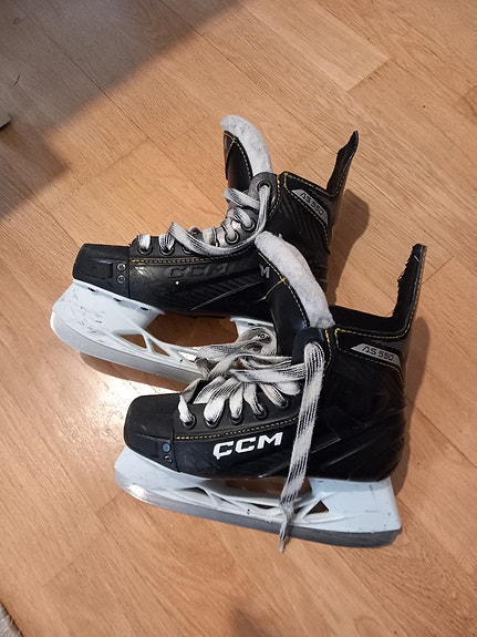 Myydään lasten CCM luistimet