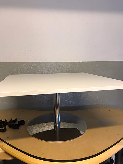 Valkoinen matala sohvapöytä