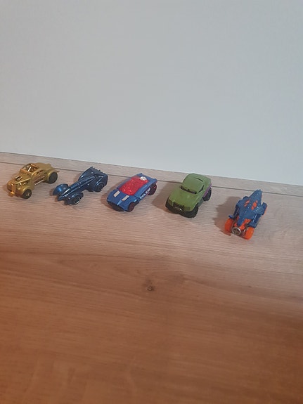Hotwheels autoja 5 kpl