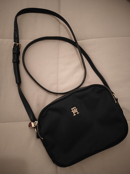 Tommy Hilfiger olkalaukku