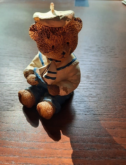 Istuva söpö Nalle-kynttilä