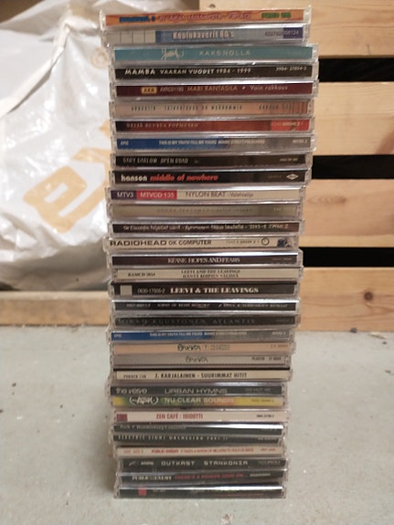 Kokoelma vintage cd-levyjä (1990-2000-luvulta)