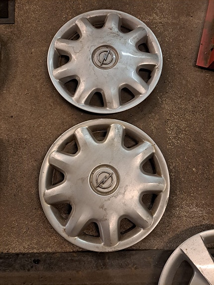 Opelin 15" alkuperäiset koristekapselit 2 kpl