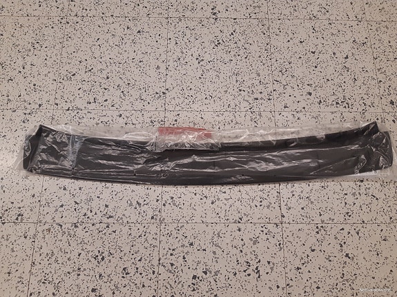 Uusi Toyota Auris lastaussuoja