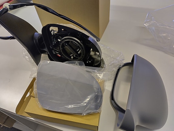 VW Golf V uusi tarvikepeili, oikea puoli