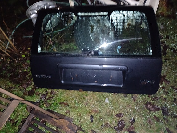 Volvo 850-v70 takaluukku musta