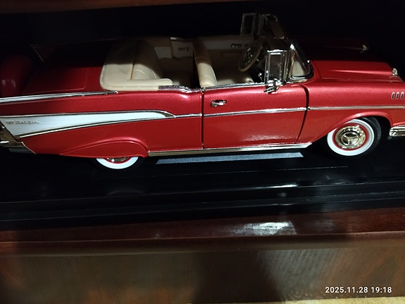 Pienoismalli 1/18 ROAD SIGNATURE Chevrolet Bel Air 1957.