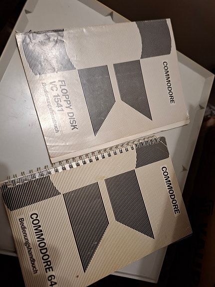 Commodore 64 ja 1541 saksankielinen käyttö-opas + Tampereen konttorikone moniste