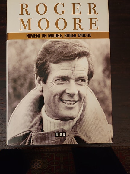 Signeerattu Roger Moore Nimeni on Moore