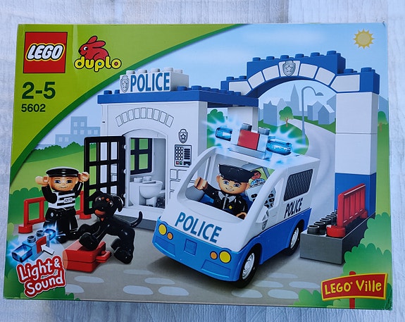 Lego Duplo Legoville poliisiasema, paketissa
