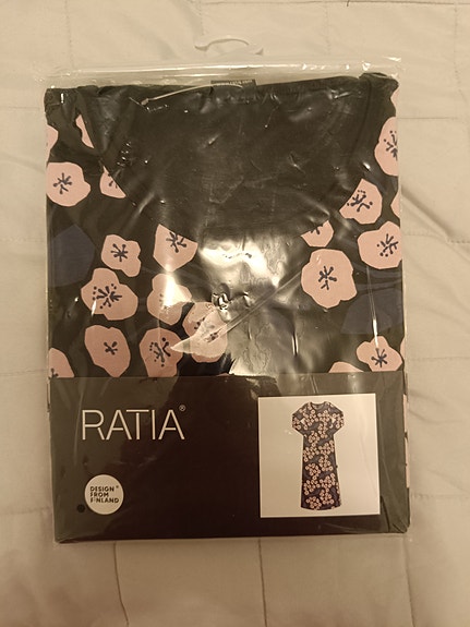 Ratia Fanni-yöpaita Tuomi-kuosilla S