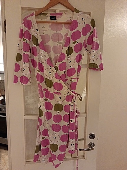 Me&i kietaisumekko, M