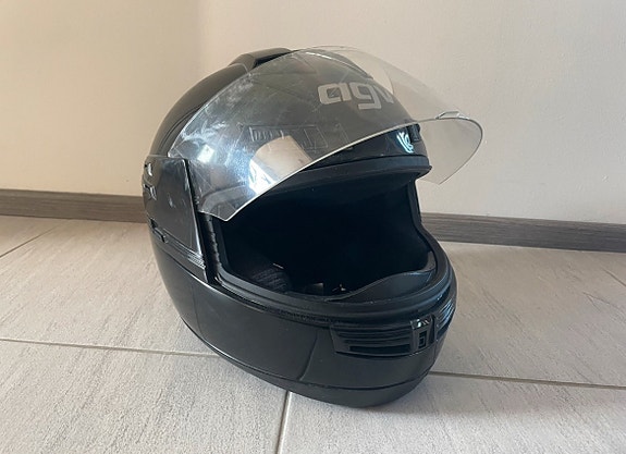 AGV laadukas kypärä visiirillä