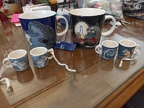 Muumi- astioita: lautasia, mukeja, kuusenkoristeita