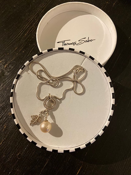 Thomas Sabo hopeinen kaulakoru helmellä