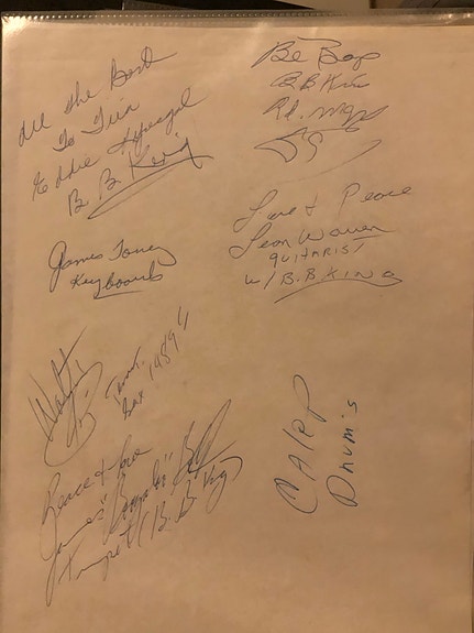 B.B. Kingin bändin nimikirjoitukset paperilla