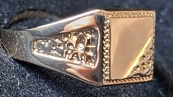 Hienokuntoinen kultainen 14k (585) kantasormus
