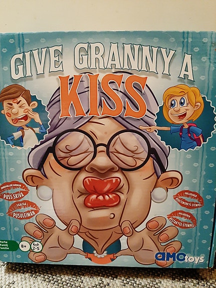 Anna mummolle muisku (Give Granny a Kiss) Lautapeli