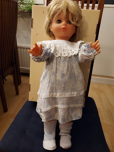 Nukke sininen valkoinen pitsimekko