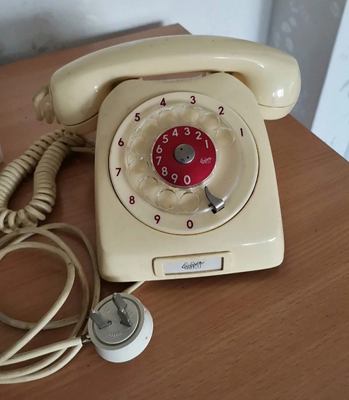 Vanha L M Ericsson puhelin