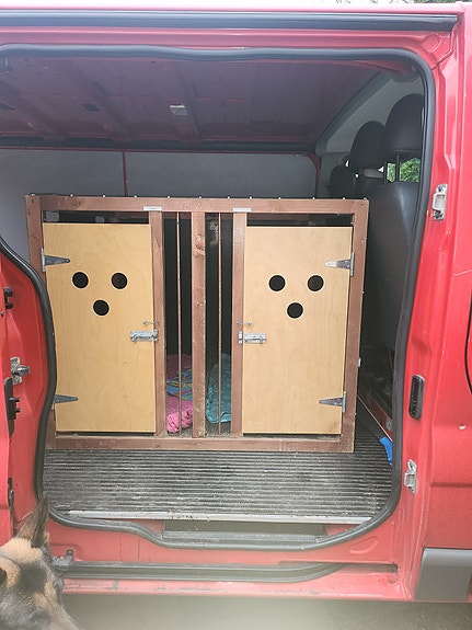 Koirahäkki pakettiautoon