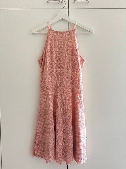 Vaaleanpunainen mekko