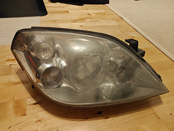 Nissan Primera P12 oikea ajovalo
